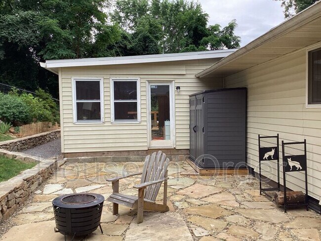 Building Photo - 23 Moore Ave