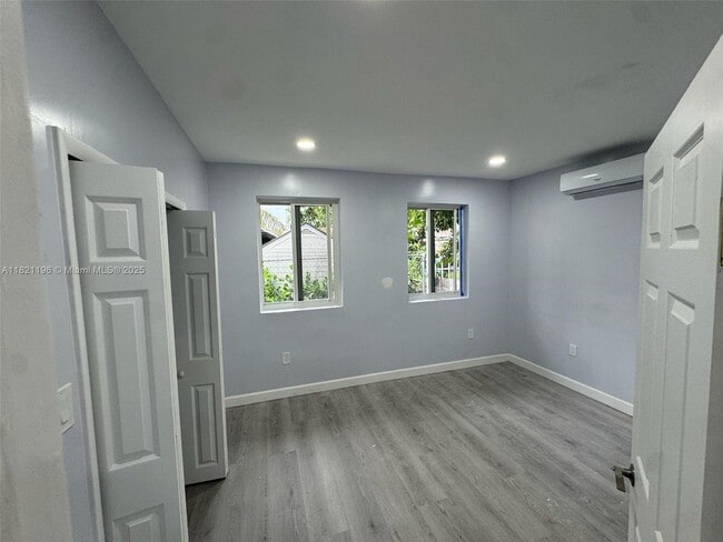 Building Photo - 3171 SW 26th St