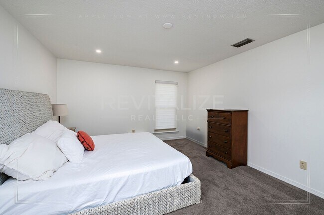 Building Photo - Stunning 3 Bed 2 Bath Brick Home with Huge Yard!