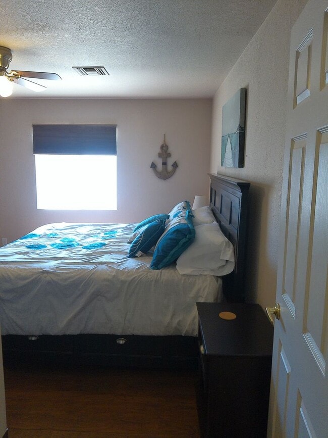 Building Photo - Seasonal  available Sept 1, 2025 to April 30,2026