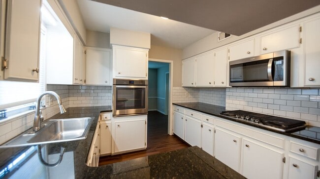 Building Photo - Beautiful home available today!