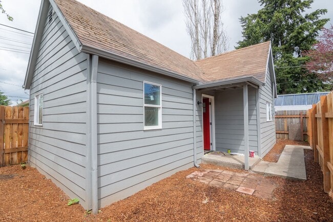 Building Photo - 4845-4847 SE 65th