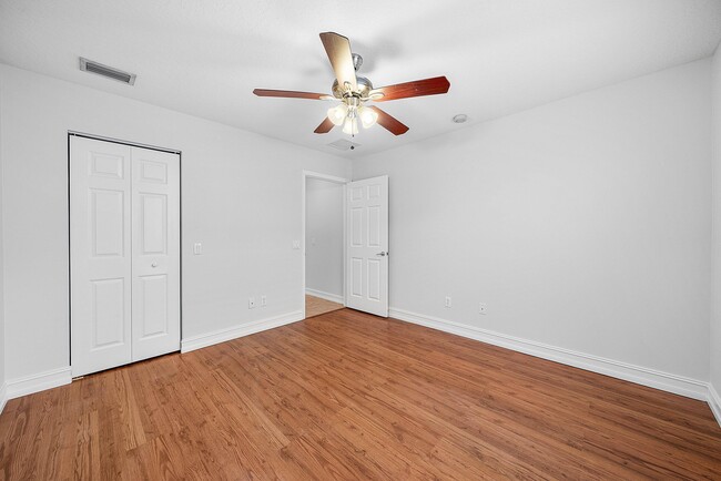 Building Photo - 8845 Sandy Crest Ln