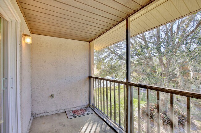 Building Photo - Spacious 2/2 Cozy Condo with a Screened Balcony in the Gated Community of Hawthorne Village - Orl...