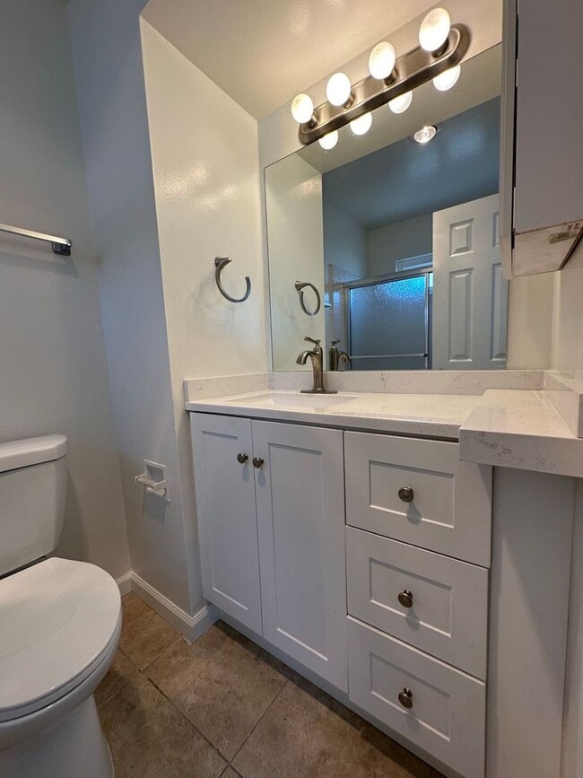 Building Photo - Anaheim 3 Bedroom 2.5 Bath Townhome - 1 Ca...