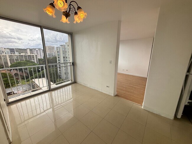 Building Photo - AVAILABLE NOW! 2 BED 1 BATH 1 COVERED PARK...