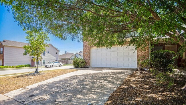 Building Photo - Beautifully Crafted 3 Bed 2.5 Bath 2 Car g...