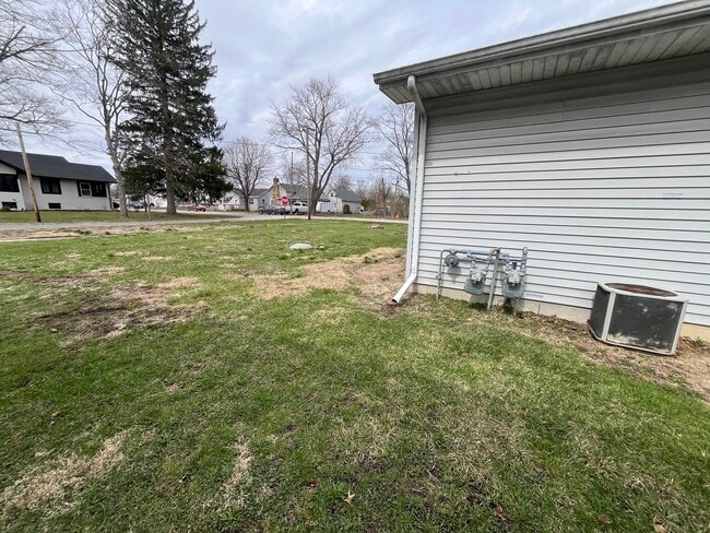 Building Photo - 300-302 W 2nd St