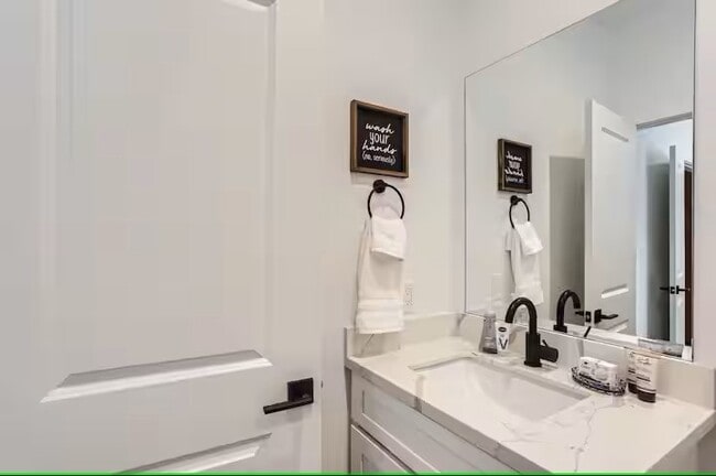 Building Photo - 1528 Chestnut St