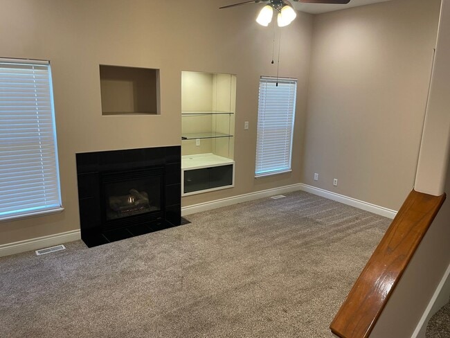 Building Photo - Beautiful 4 bedroom, 3 1/2 bath.