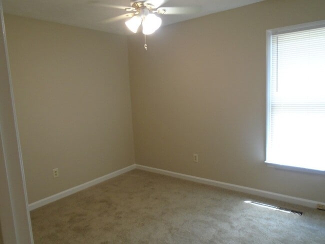 Building Photo - 912 Hollydale Ln