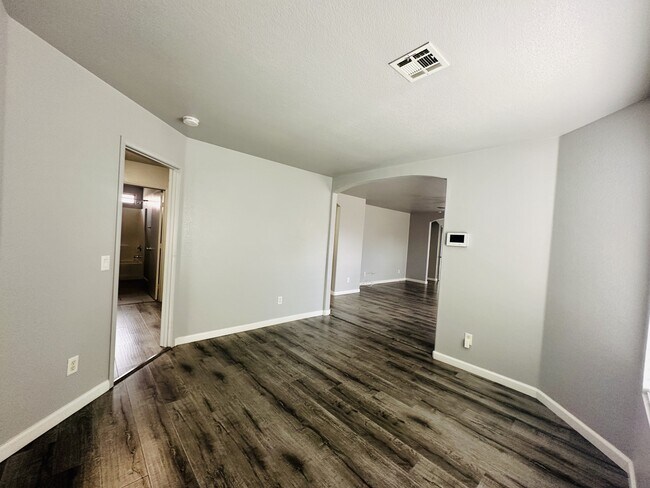 Building Photo - 10911 Vallerosa St