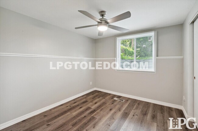 Building Photo - 3145 Sherbrooke Rd