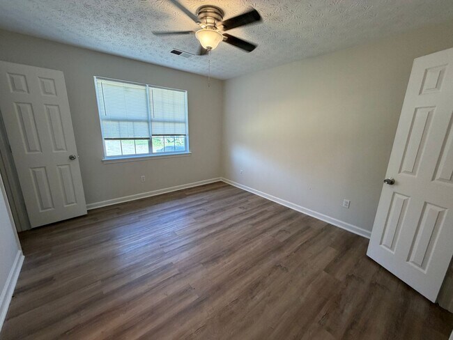 Building Photo - 121 Clyde Dr