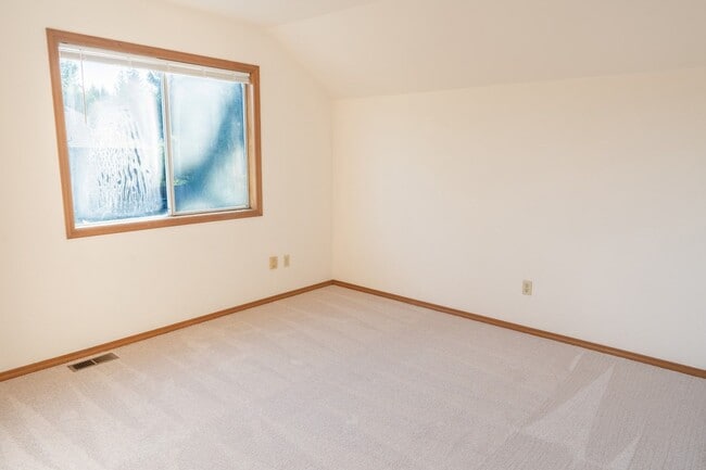 Building Photo - 3Bd/2.5Ba Bellevue House( Newport Hill)