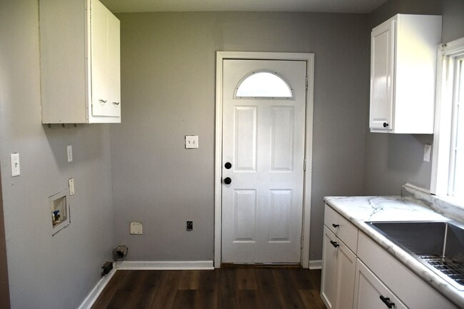 Building Photo - NEW LISTING!!! 3 Bedroom House - MOVE IN SPECIAL