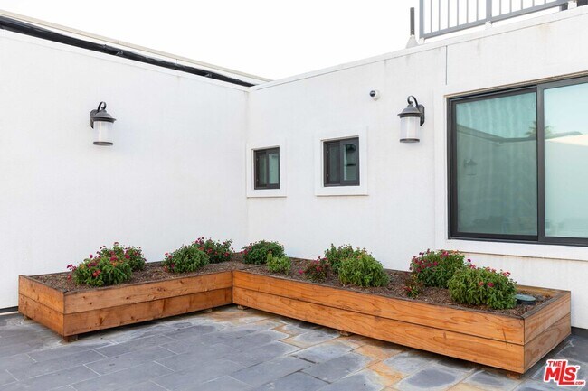 Building Photo - 843 Wilcox Ave