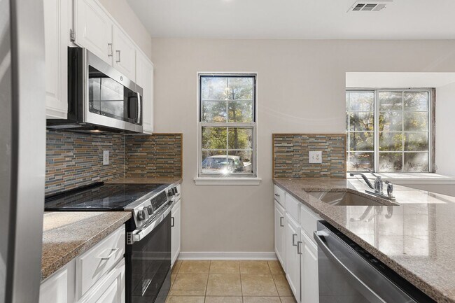 Building Photo - Coming Soon! End unit townhome in Annapolis!