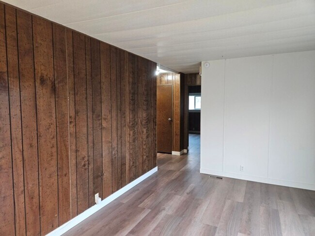 Building Photo - 3Bd/2Ba Manufactured Home - For viewing!