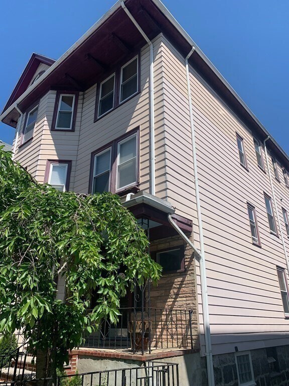 Building Photo - 254 E Cottage St
