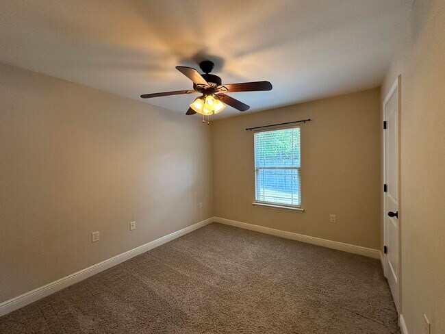 Building Photo - 516 Grand Ridge Dr