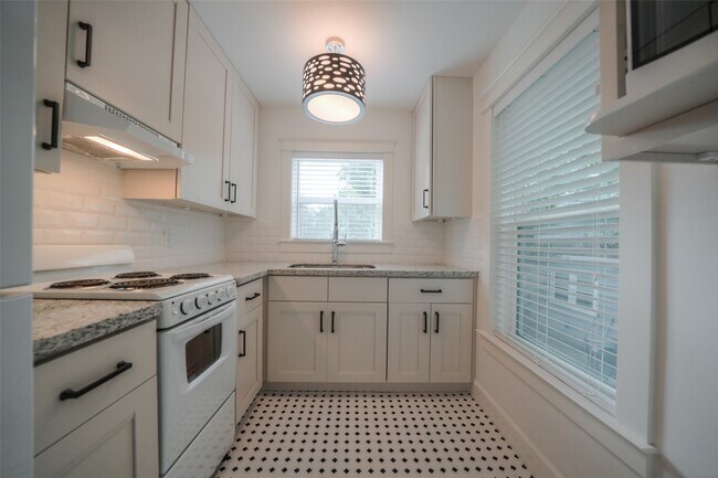 Building Photo - 811 Woodard St