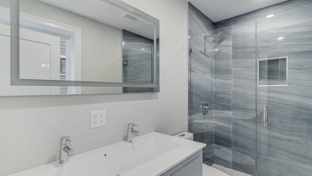 Building Photo - 555 E 5th St