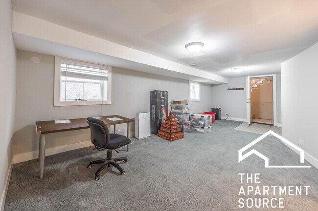 Building Photo - 3022 N Avers Ave