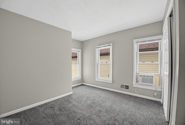 Building Photo - 1124 W Locust St