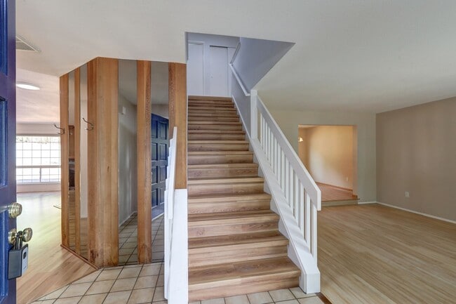 Building Photo - 4-bedroom 2.5 bath on cul-de-sac in Kirkland