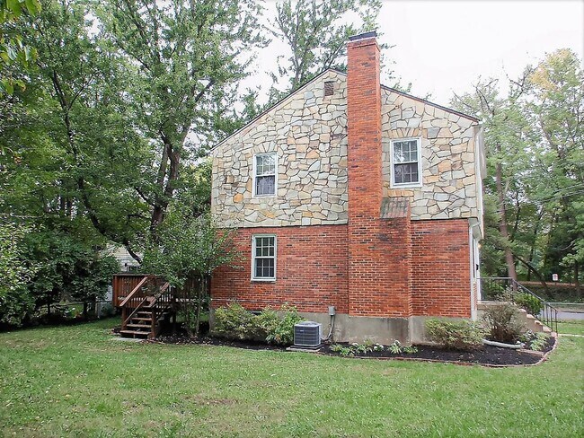 Building Photo - Ideal 3 Bedroom 2 Bath Colonial Just Over ...
