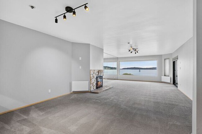 Building Photo - Enormous Waterfront Alki Condo w/ Stunning Views