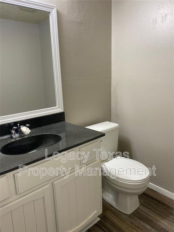 Building Photo - 1608 Sun Valley Dr