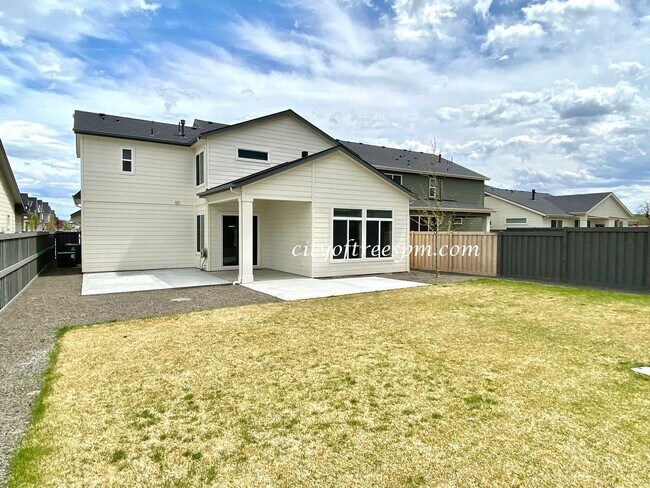 Building Photo - BEAUTIFUL 4 bed 2 1/2 Bath Located in Cent...