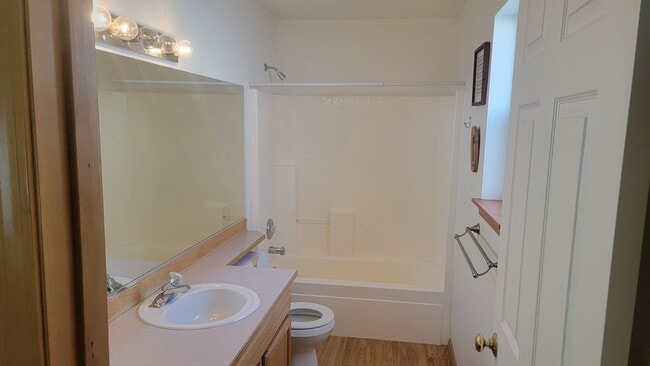 Building Photo - * MOVE IN SPECIAL* 1/2 OFF 1st FULL MONTH'...