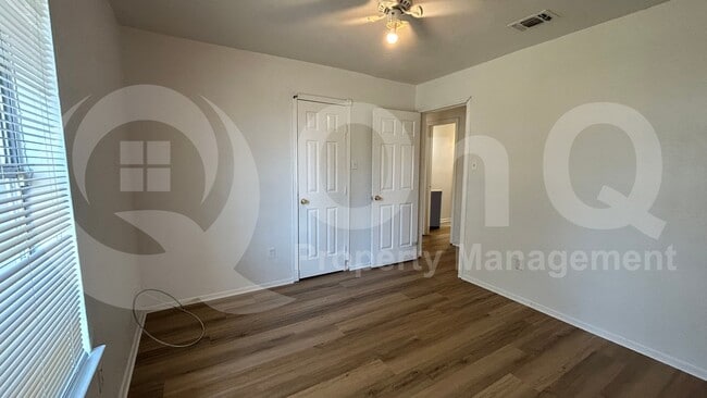 Building Photo - 807 Cavalier Dr