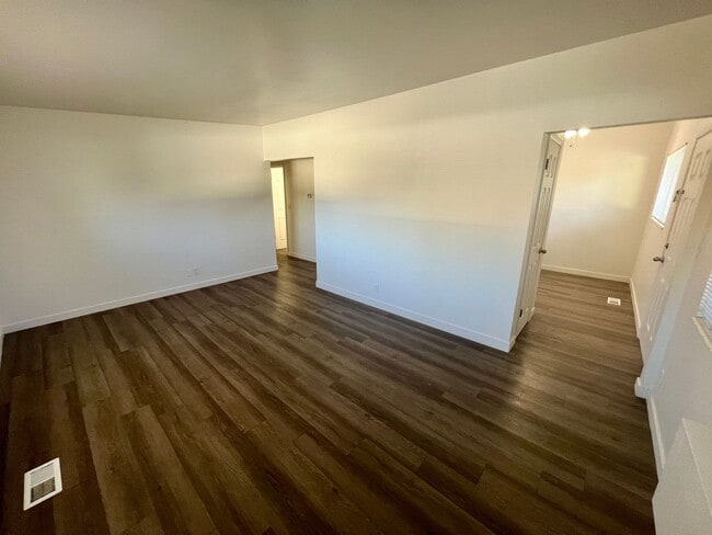 Building Photo - 1/2 off first month's rent on Remodeled unit in Millcreek