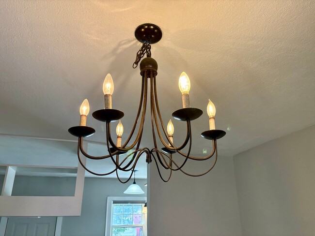 Building Photo - 3 Bedroom 1 Bathroom in York with Sunroom,...
