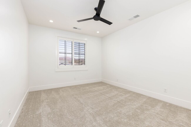 Building Photo - Beautiful 5 Bed 3.5 bath near Sunrise Valley Park In Washington.