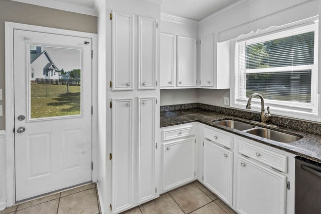 Building Photo - Refined 3-Bedroom Home with New LVP Flooring in Prime West Columbia Location!