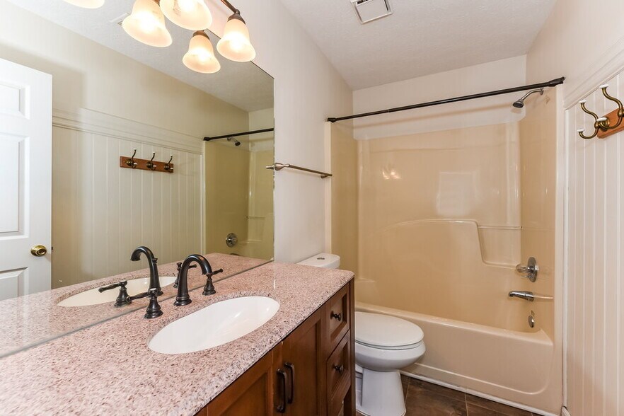 Building Photo - 104 Carolina Ct