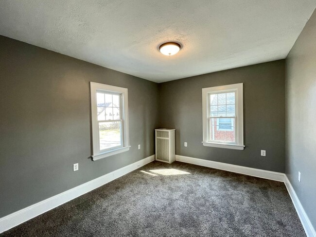 Building Photo - Single Family House 4-Bedroom, 2-Bath For ...