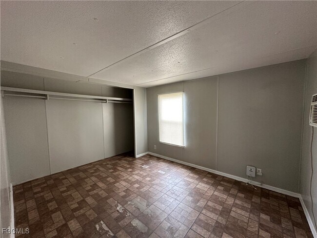 Building Photo - 7945 Hart Dr