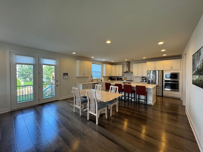 Building Photo - Stylish And Spacious 4 Bed 3.5 Bath Home I...
