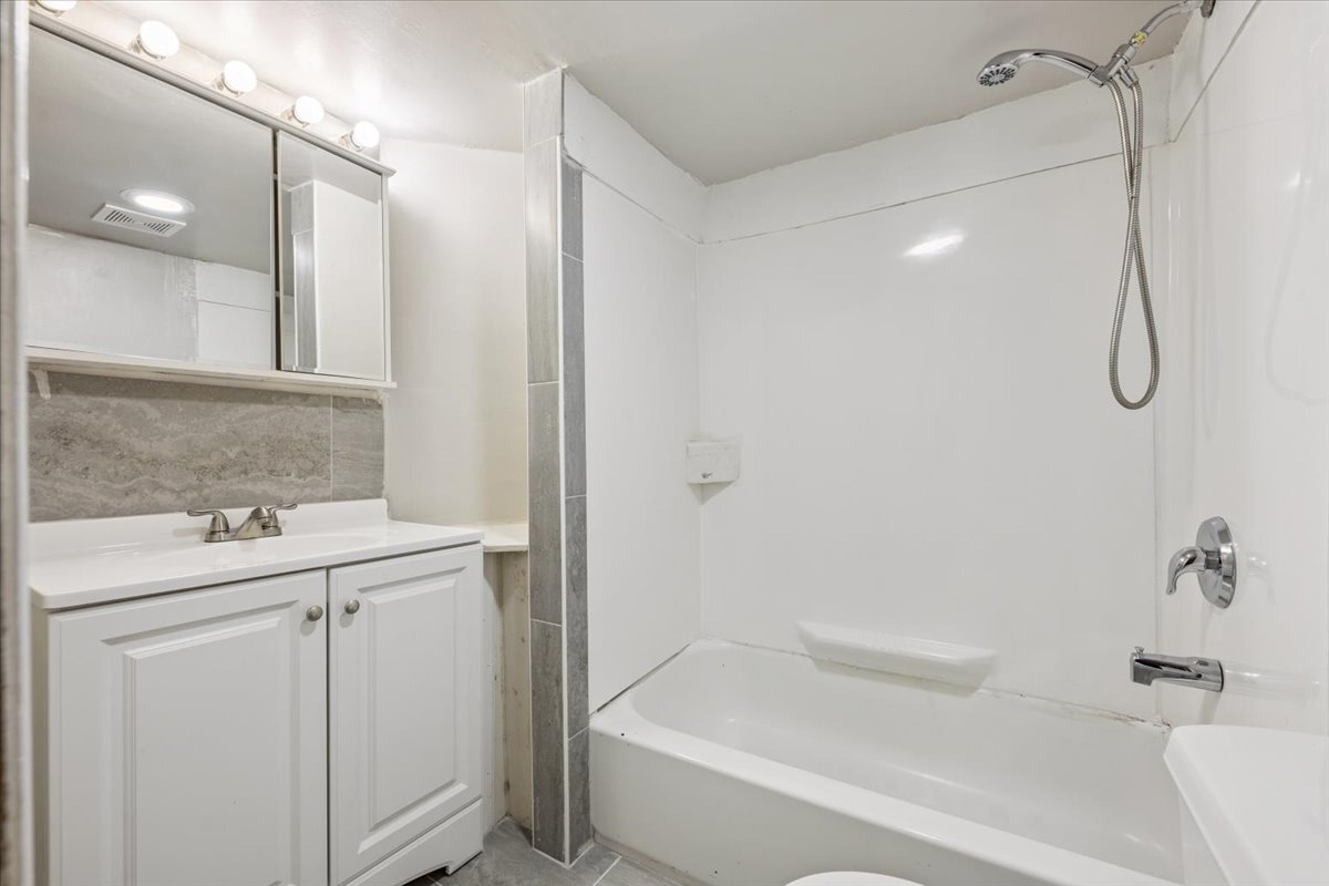 Building Photo - 1128 W Diversey Pkwy