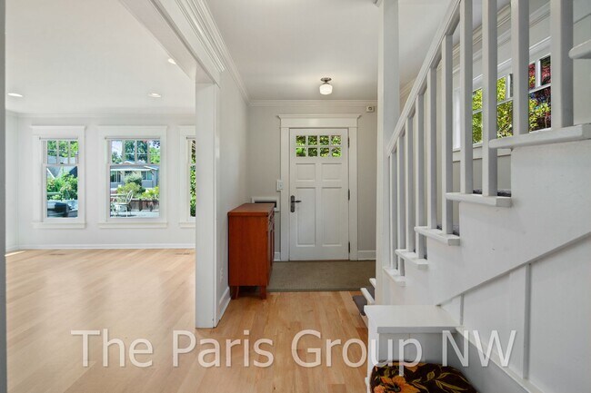 Building Photo - Exceptional Green Lake 3BR * Gorgeous In &...