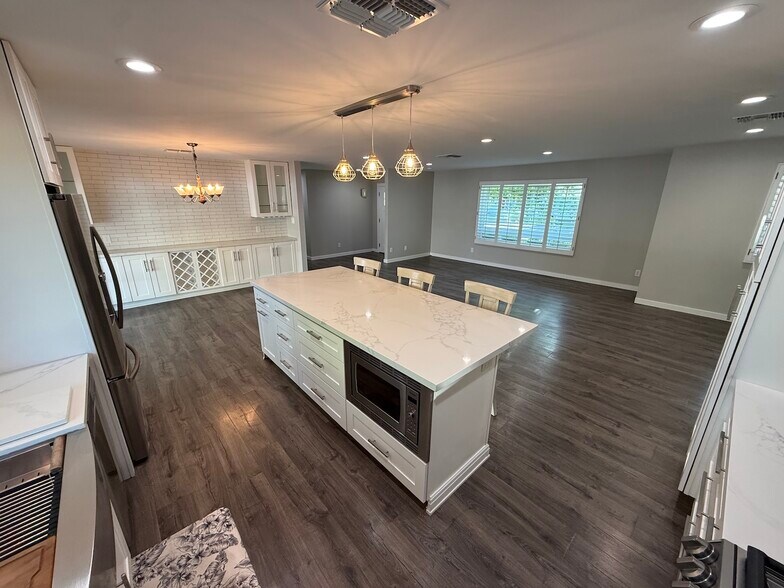 Building Photo - 8161 N 1st Dr