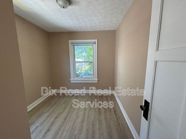 Building Photo - 217 Fernwood Ave
