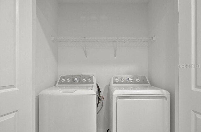 Building Photo - 2025 Viewfinder St