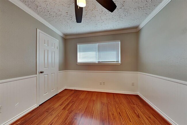 Building Photo - 5351 King Richard Dr